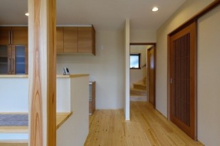 キッチン・階段　注文住宅の新築事例