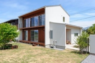 長野　三角屋根の白い家