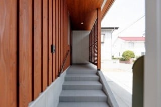 玄関　アプローチ階段　注文住宅の新築実例