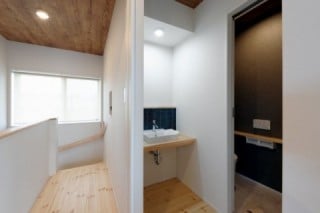子世帯トイレ・階段　注文住宅の新築実例