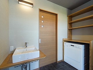 洗面・脱衣室　自然素材の新築住宅事例