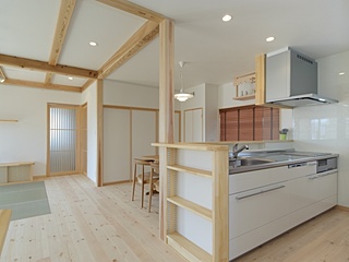 キッチン　自然素材の新築事例住宅