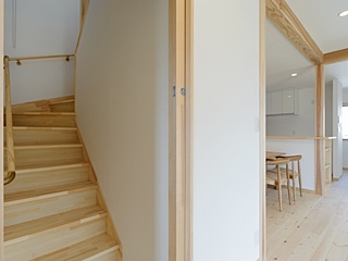 階段　自然素材の新築事例住宅