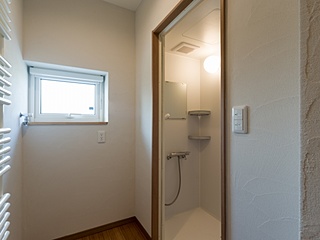 2階 シャワー室　中野市の二世帯住宅　リノベーション事例