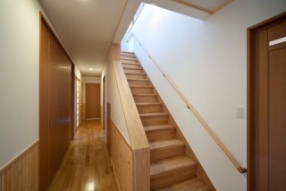 階段　山ノ内町の注文住宅　新築事例