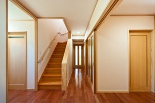 階段（扉開放時）　中野市の注文住宅　新築事例
